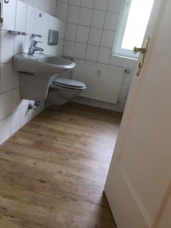 Badezimmerboden mit Designbelag verlegt